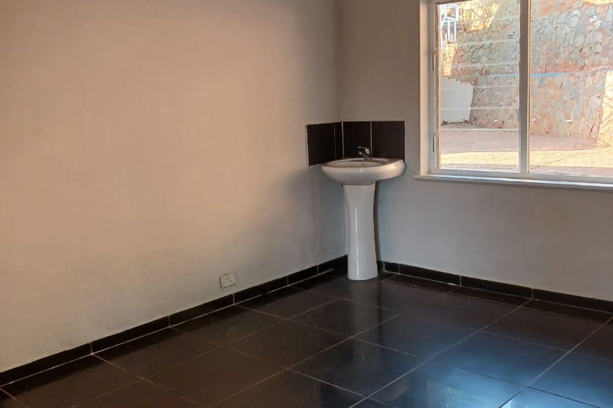 3 Bedroom House, with 2 cottages - Photo 4