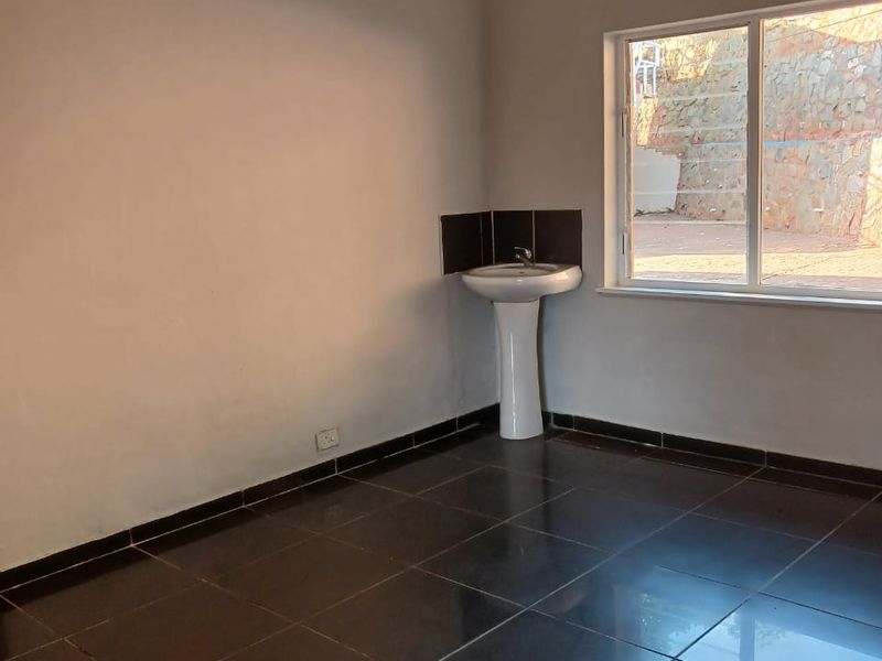 3 Bedroom House, with 2 cottages - Photo 4