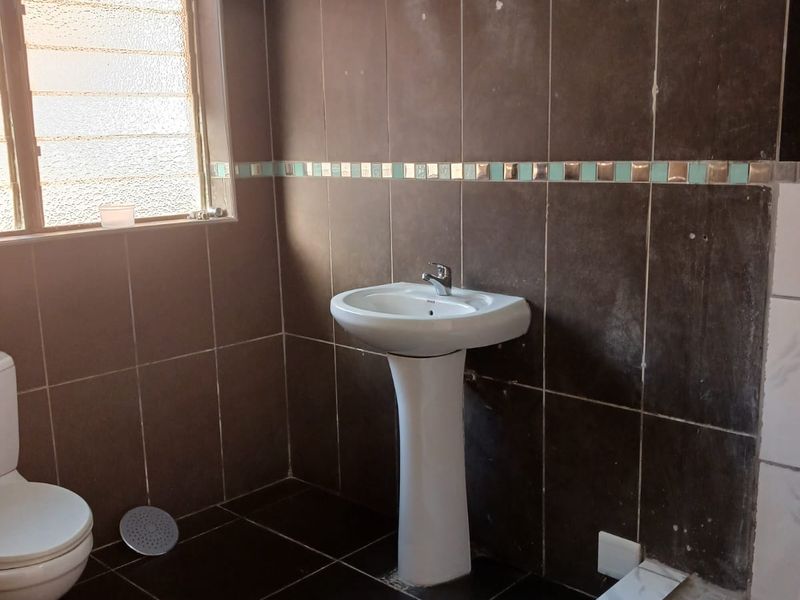 3 Bedroom House, with 2 cottages - Photo 7