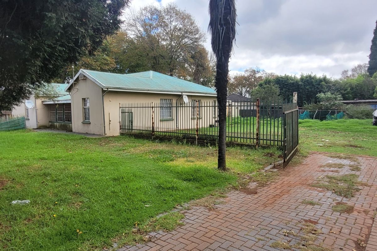 An Investment property on a huge corner stand! - Photo 5