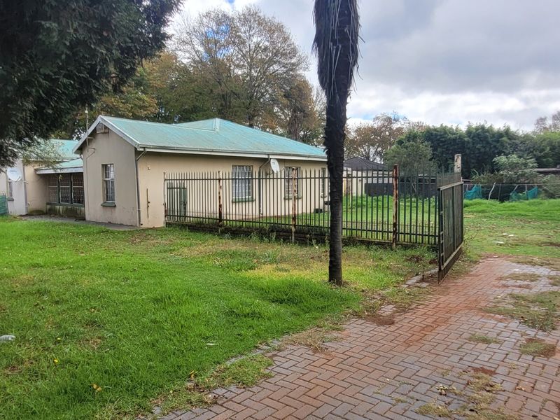 An Investment property on a huge corner stand! - Photo 5