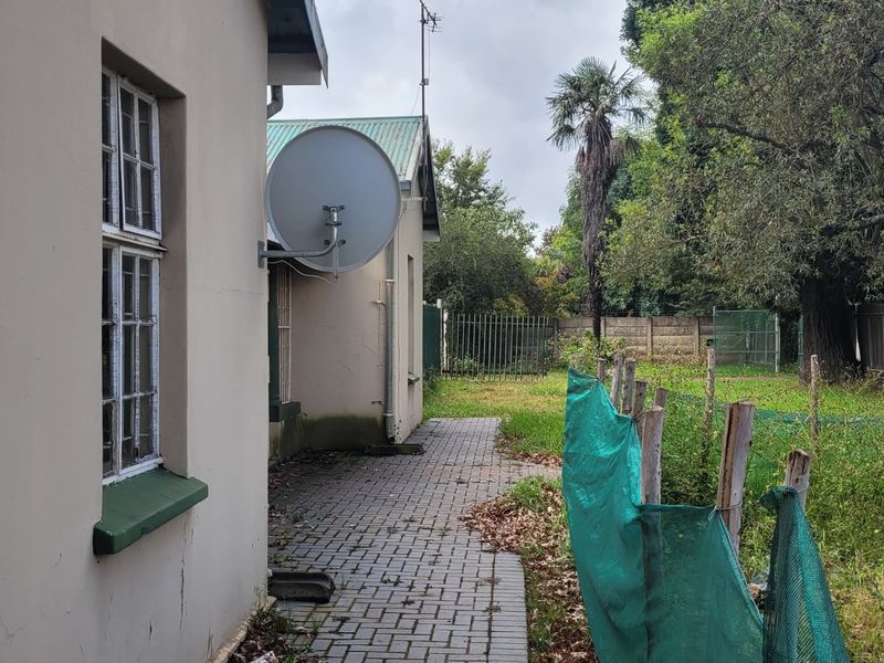 An Investment property on a huge corner stand! - Photo 6