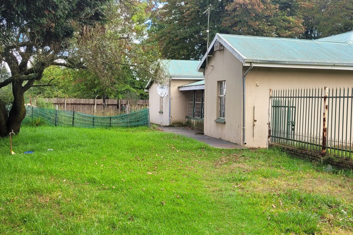 An Investment property on a huge corner stand! - Photo 2