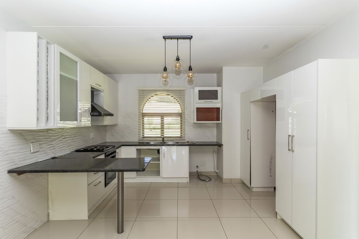 Spacious 3 Bed Ground Floor apartment - Photo 2