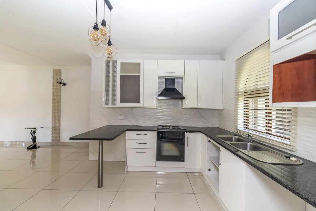 Spacious 3 Bed Ground Floor apartment - Photo 3