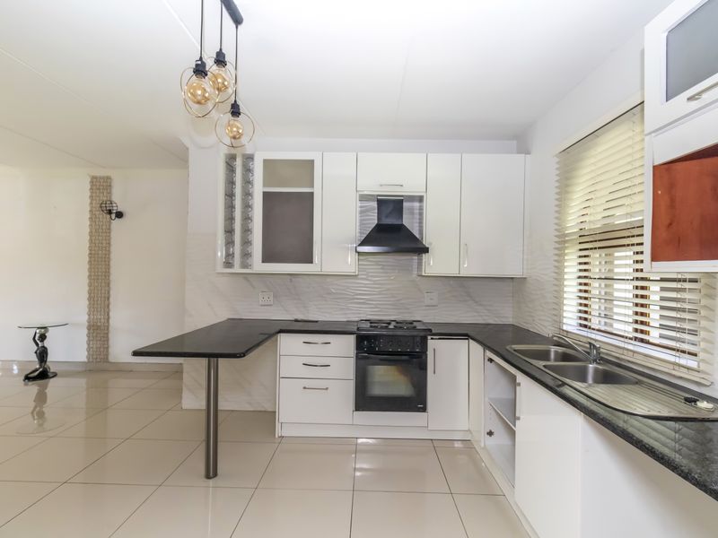 Spacious 3 Bed Ground Floor apartment - Photo 3
