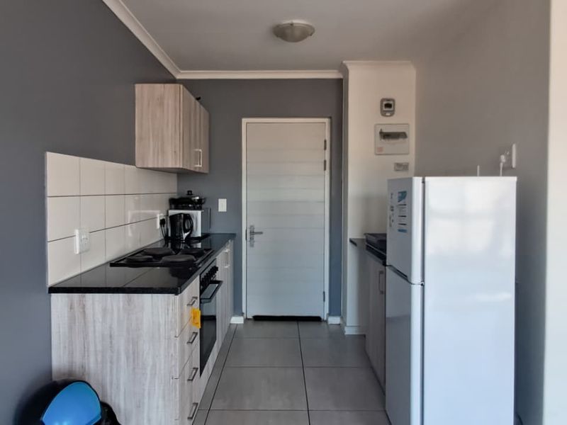 Modern Two Bedroom Apartment ! - Photo 3