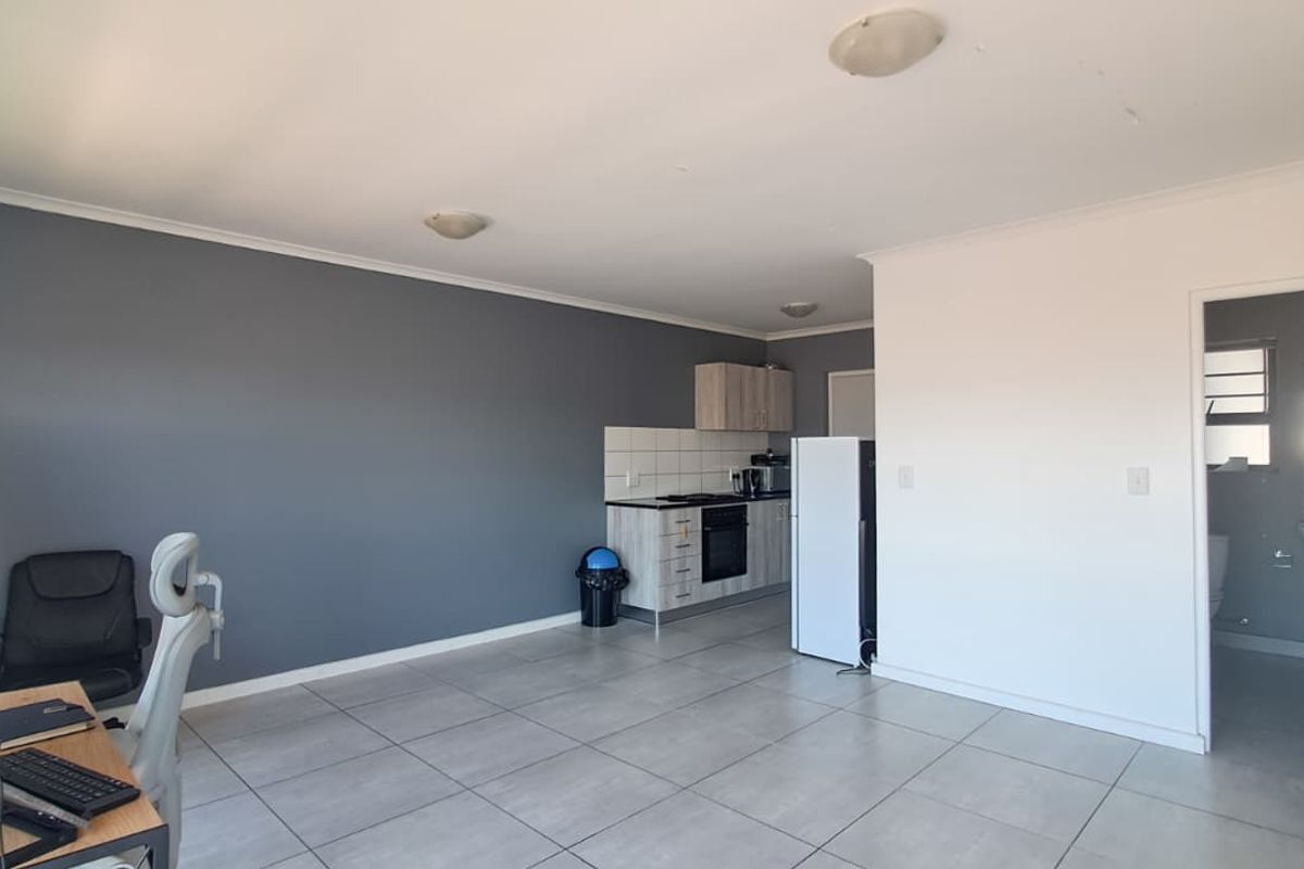 Modern Two Bedroom Apartment ! - Photo 5