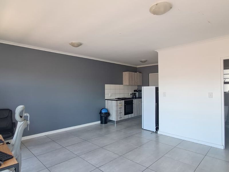 Modern Two Bedroom Apartment ! - Photo 5