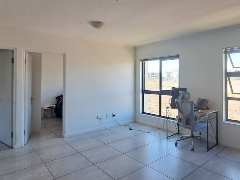 Modern Two Bedroom Apartment ! - Photo 7