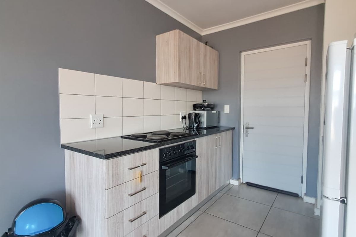 Modern Two Bedroom Apartment ! - Photo 2