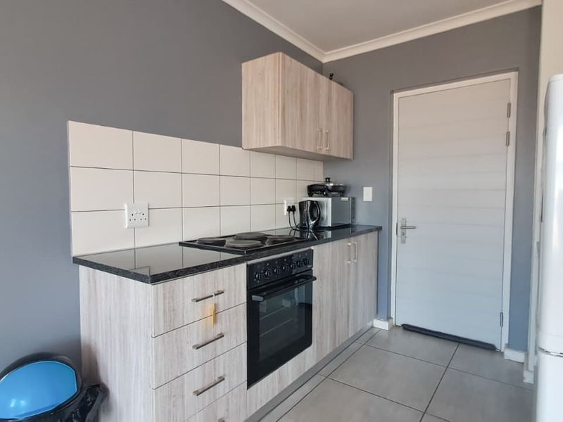 Modern Two Bedroom Apartment ! - Photo 2