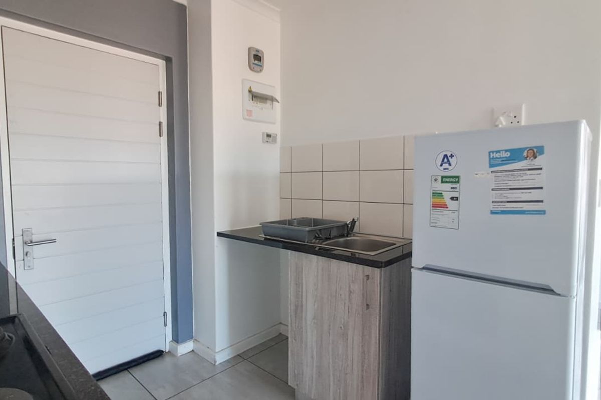 Modern Two Bedroom Apartment ! - Photo 4