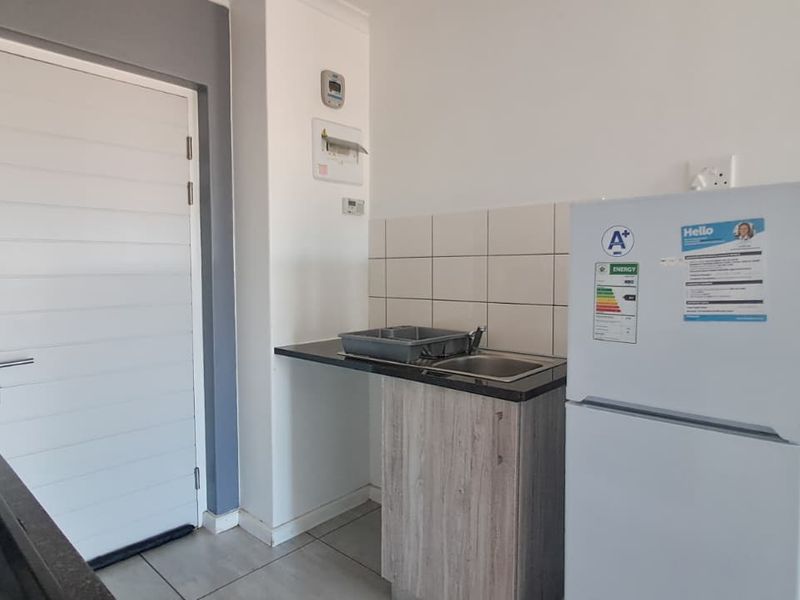 Modern Two Bedroom Apartment ! - Photo 4