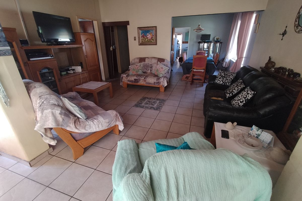 Spacious Family Home with Flatlet and Great Potential in Pretoria North - Photo 5