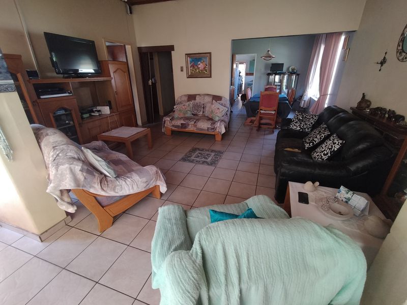 Spacious Family Home with Flatlet and Great Potential in Pretoria North - Photo 5