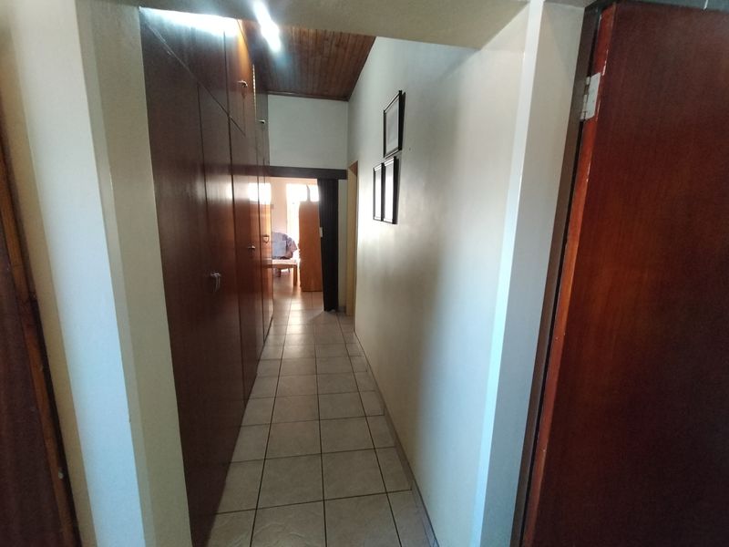 Spacious Family Home with Flatlet and Great Potential in Pretoria North - Photo 10