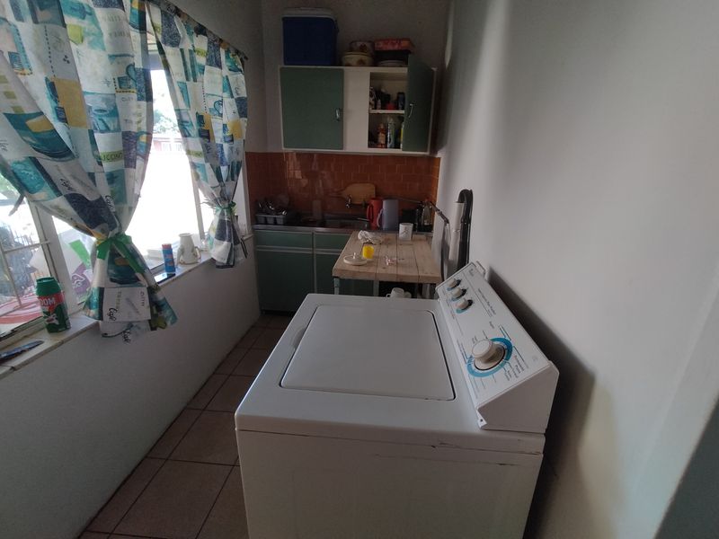 Spacious Family Home with Flatlet and Great Potential in Pretoria North - Photo 9