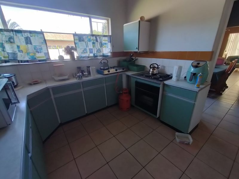 Spacious Family Home with Flatlet and Great Potential in Pretoria North - Photo 8