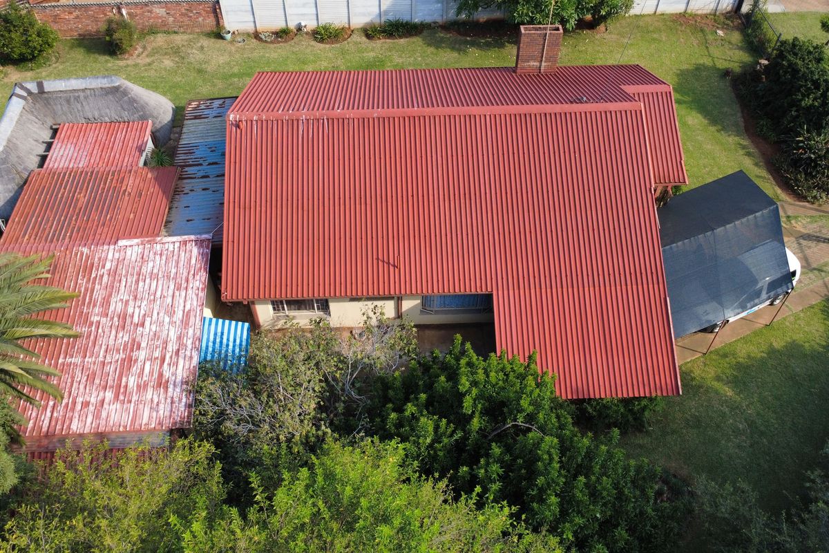 Spacious Family Home with Flatlet and Great Potential in Pretoria North - Photo 3