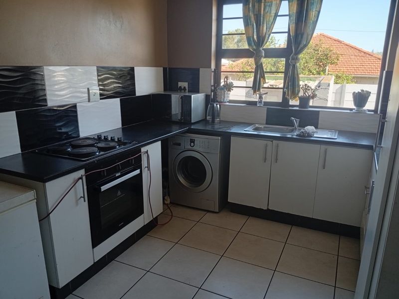 Perfect Investment Property with 4 Income-Generating flats - Photo 3