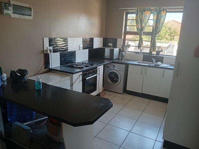 Perfect Investment Property with 4 Income-Generating flats - Photo 2