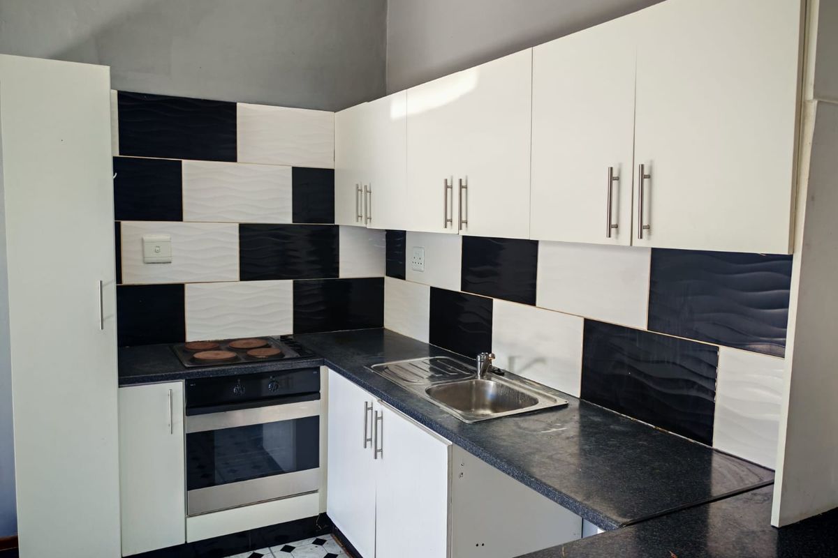Perfect Investment Property with 4 Income-Generating 2 bedroom flats - Photo 4