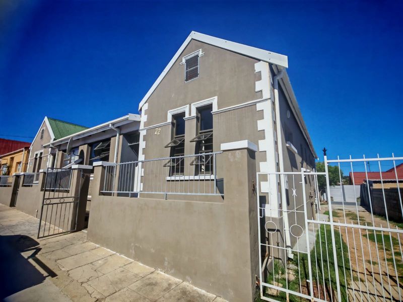 Perfect Investment Property with 4 Income-Generating 2 bedroom flats - Photo 1