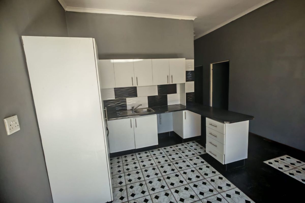 Perfect Investment Property with 4 Income-Generating 2 bedroom flats - Photo 3