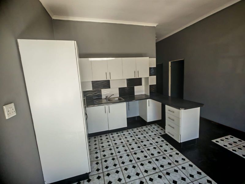 Perfect Investment Property with 4 Income-Generating 2 bedroom flats - Photo 3