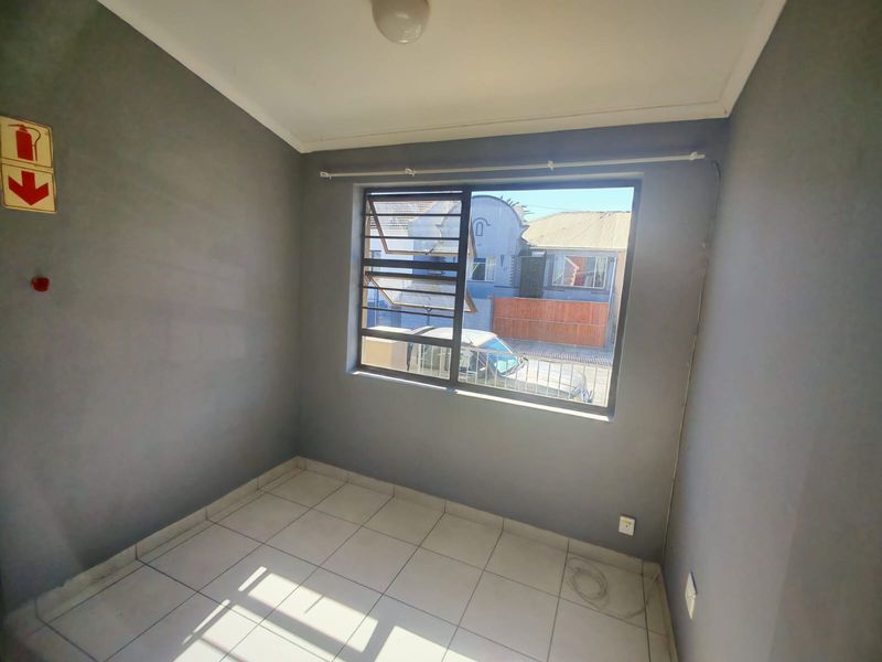 Perfect Investment Property with 4 Income-Generating 2 bedroom flats - Photo 10