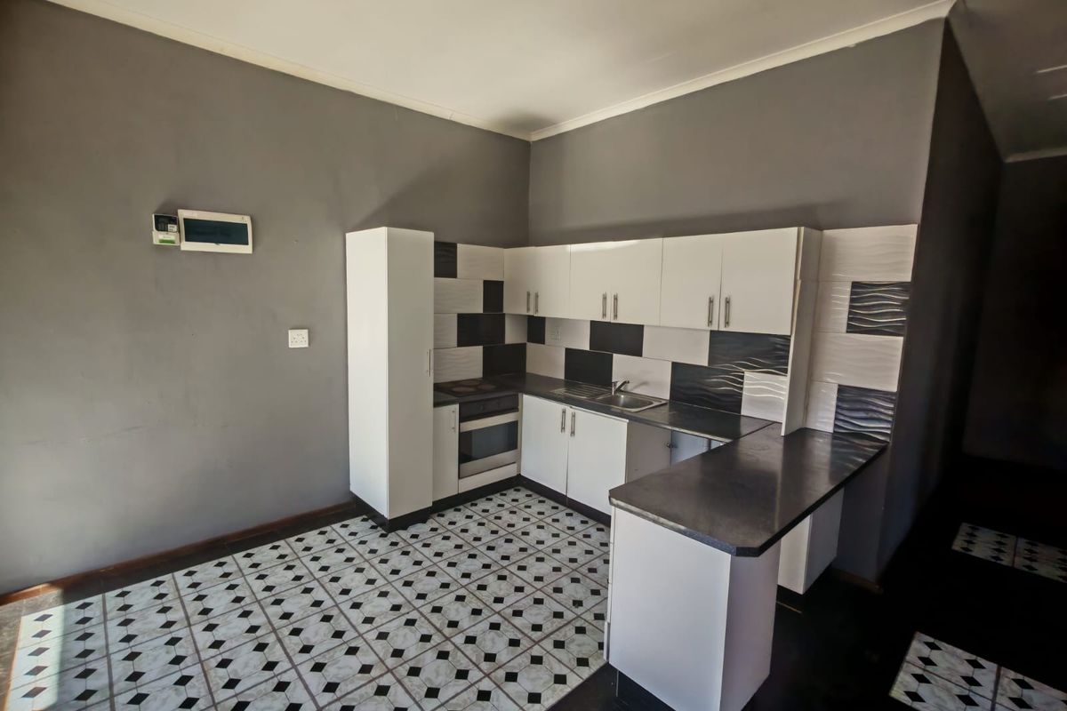 Perfect Investment Property with 4 Income-Generating 2 bedroom flats - Photo 2