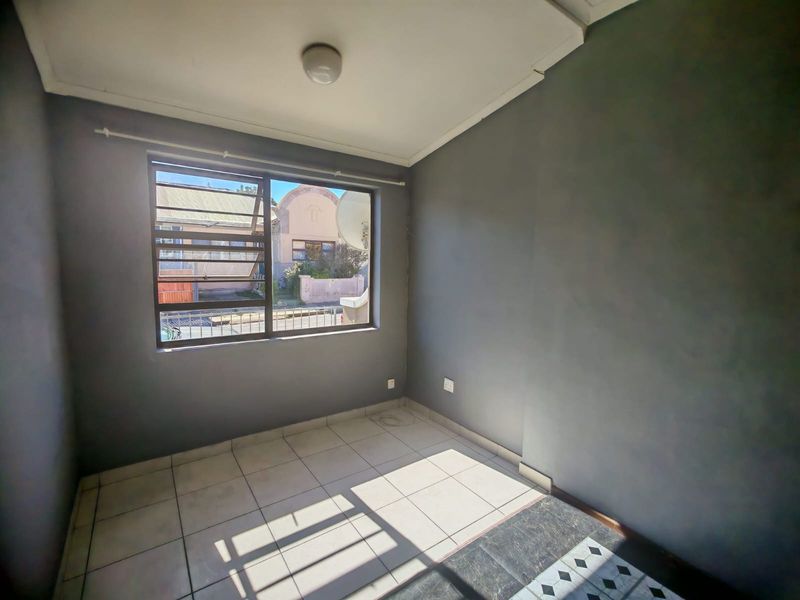 Perfect Investment Property with 4 Income-Generating 2 bedroom flats - Photo 8