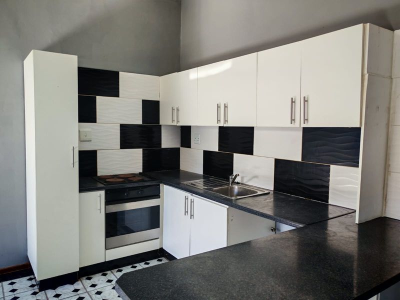 Perfect Investment Property with 4 Income-Generating 2 bedroom flats - Photo 6