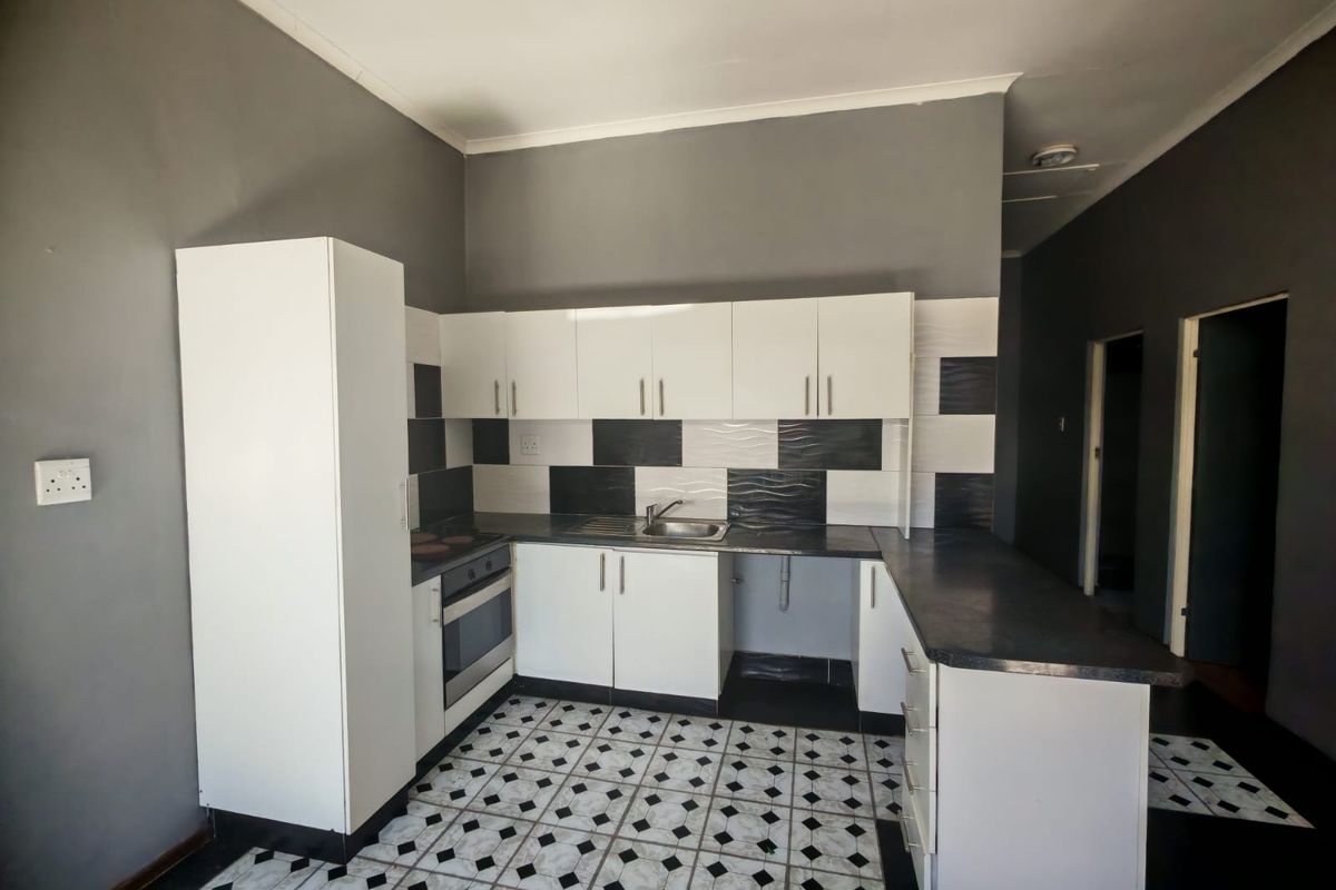 Perfect Investment Property with 4 Income-Generating 2 bedroom flats - Photo 5