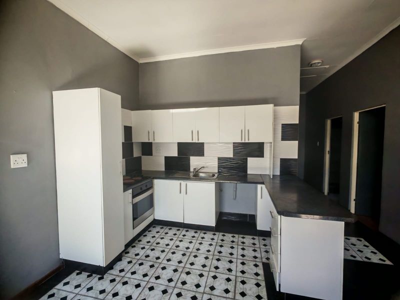 Perfect Investment Property with 4 Income-Generating 2 bedroom flats - Photo 5