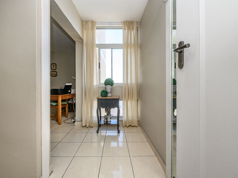 Spacious Beachfront Living with Panoramic Sea Views – 13th Floor - Photo 10