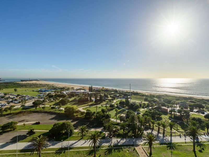 Spacious Beachfront Living with Panoramic Sea Views – 13th Floor - Photo 7