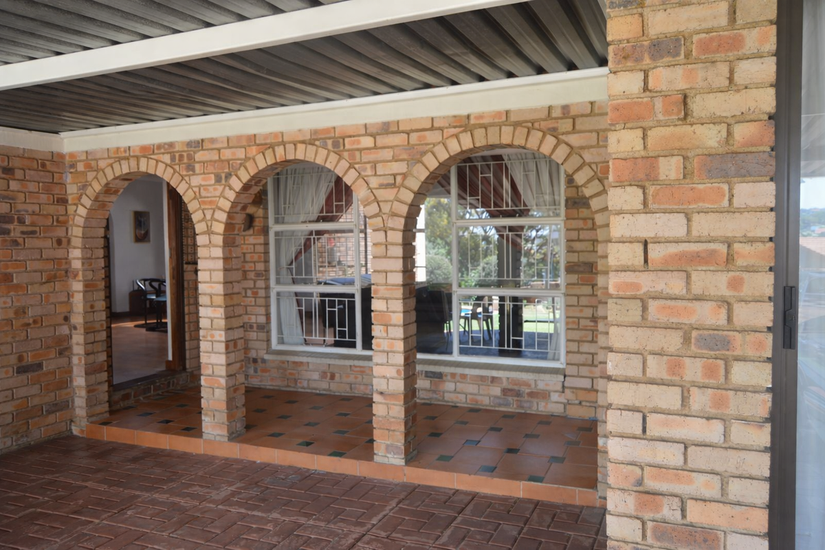 Charming 3-Bedroom Home with Separate Flatlet - Photo 4