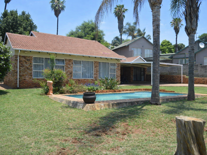 Charming 3-Bedroom Home with Separate Flatlet - Photo 2