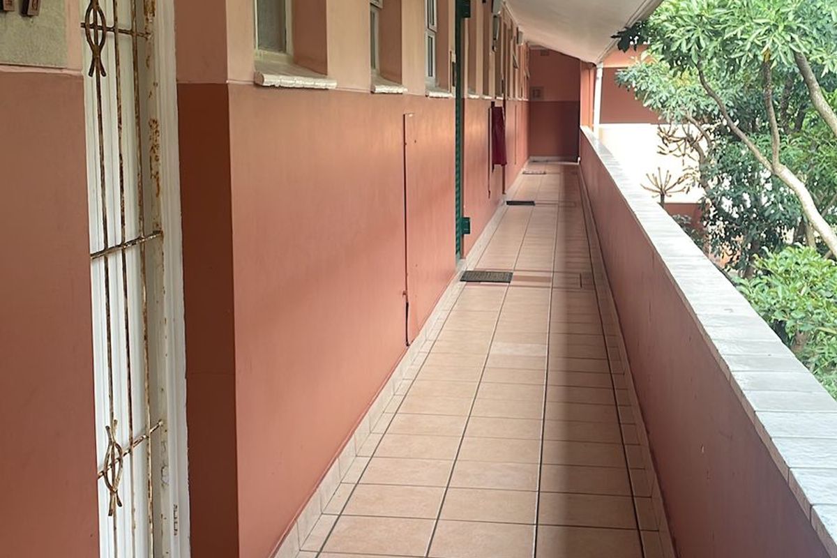 Prime Location Apartment In Essenwood,  Durban - Photo 2