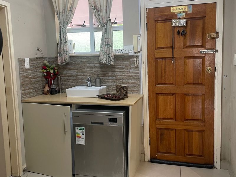 Prime Location Apartment In Essenwood,  Durban - Photo 7