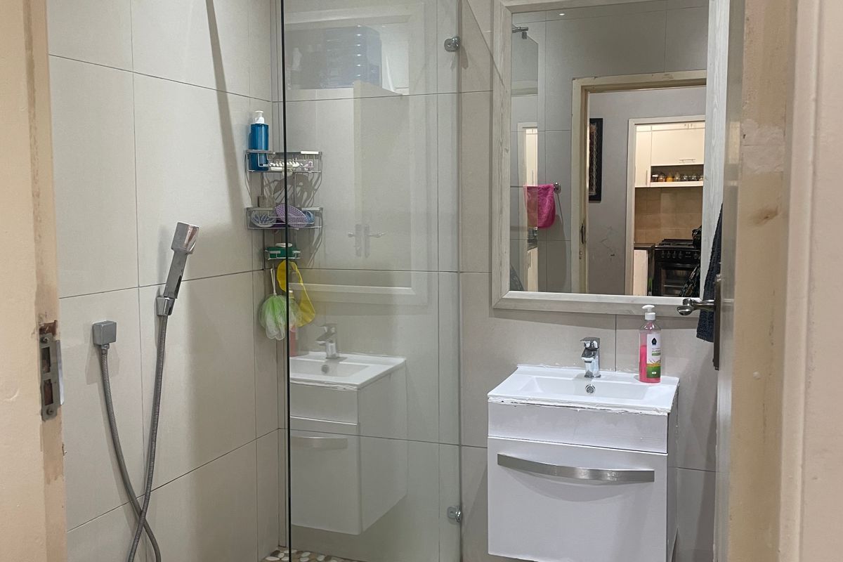 Prime Location Apartment In Essenwood,  Durban - Photo 5