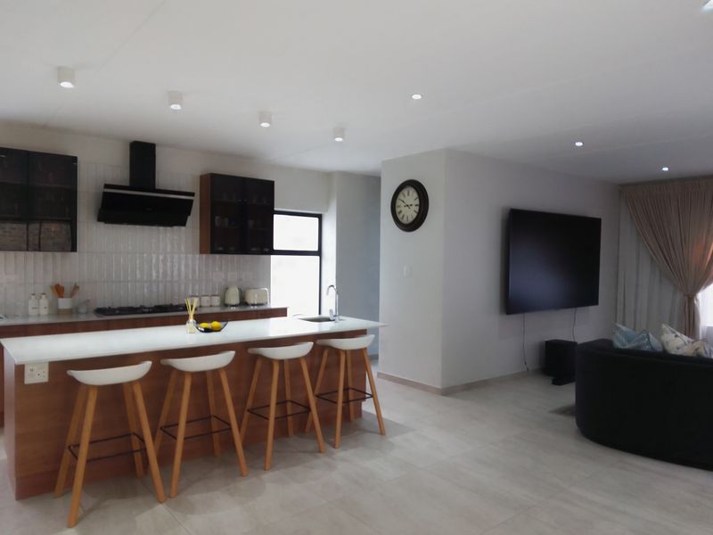 Elegant 4‐Bedroom Family Home to Rent in Lincoln Estate, Midrand - Photo 5