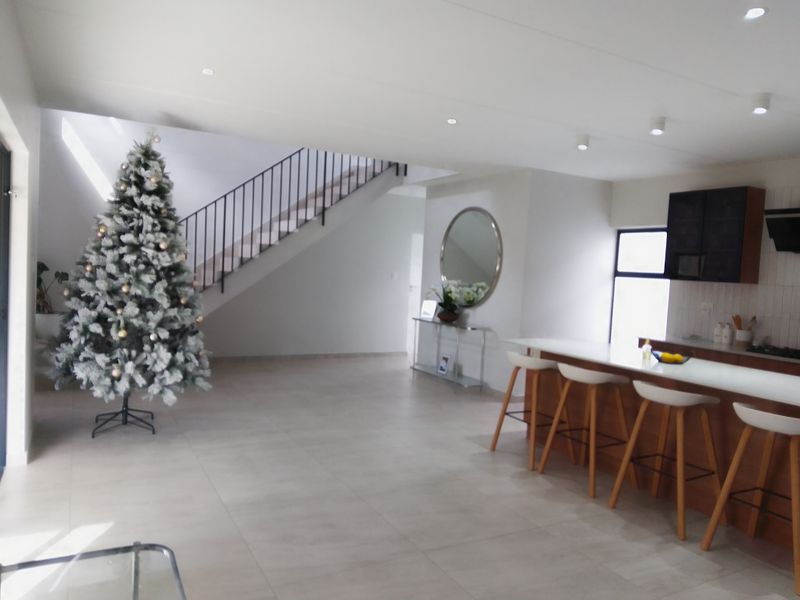 Elegant 4‐Bedroom Family Home to Rent in Lincoln Estate, Midrand - Photo 3