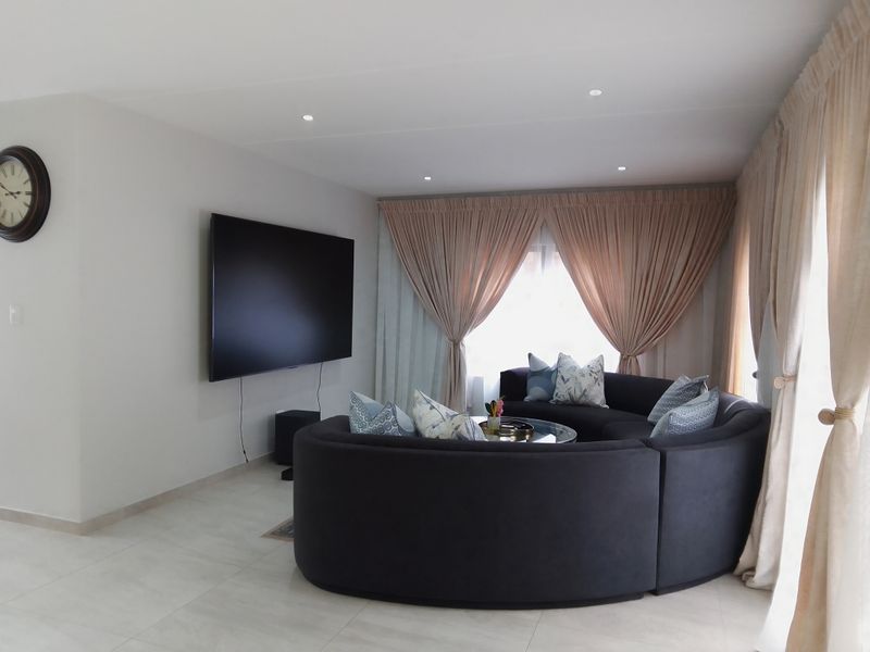 Elegant 4‐Bedroom Family Home to Rent in Lincoln Estate, Midrand - Photo 2