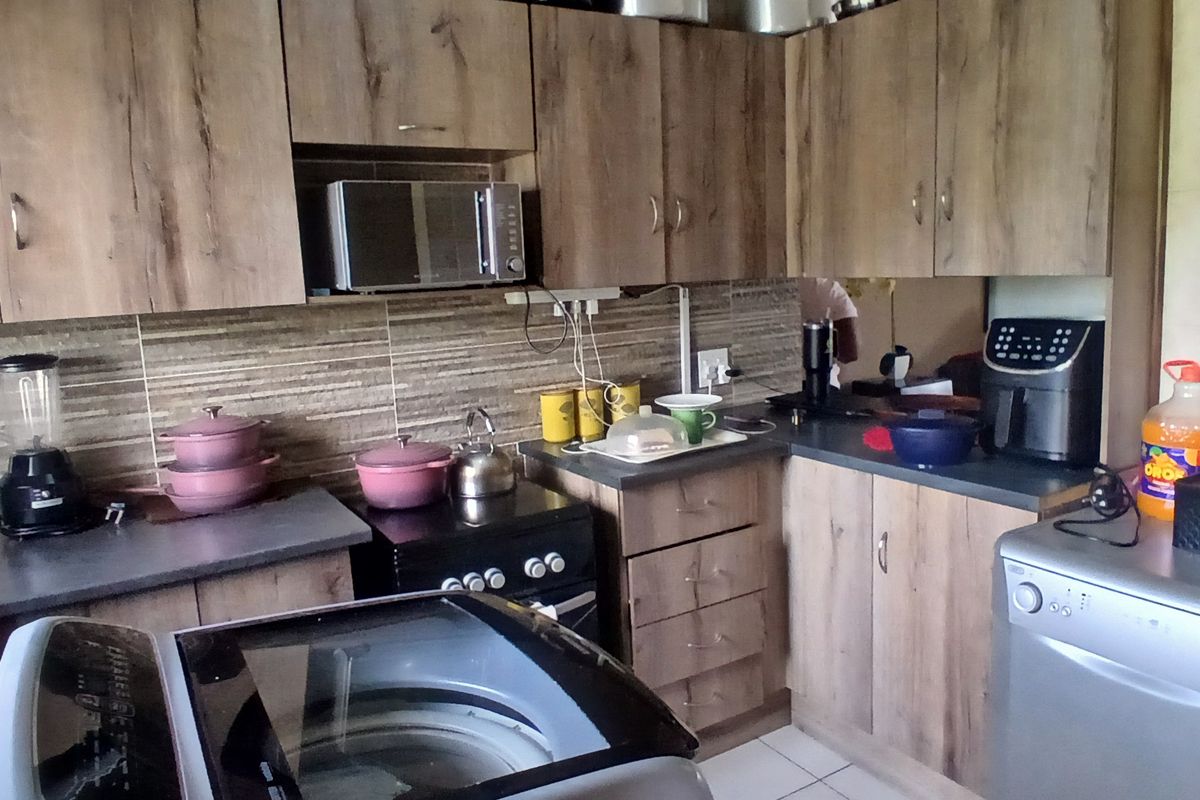 Hidden Gem in Alberante – Stylish Upstairs Living with Space & Serenity - Photo 3