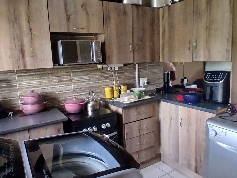 Hidden Gem in Alberante – Stylish Upstairs Living with Space & Serenity - Photo 3