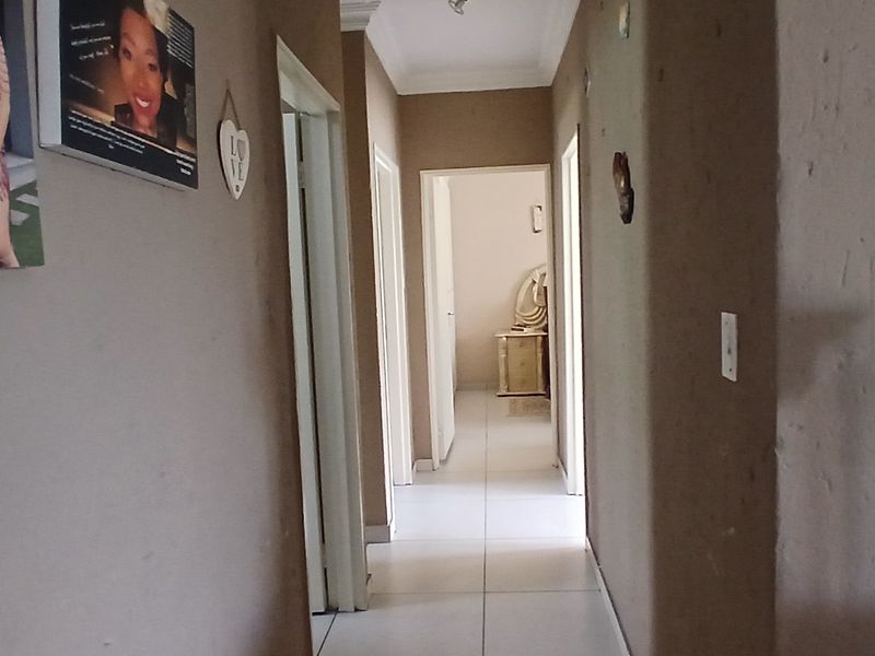 Hidden Gem in Alberante – Stylish Upstairs Living with Space & Serenity - Photo 8