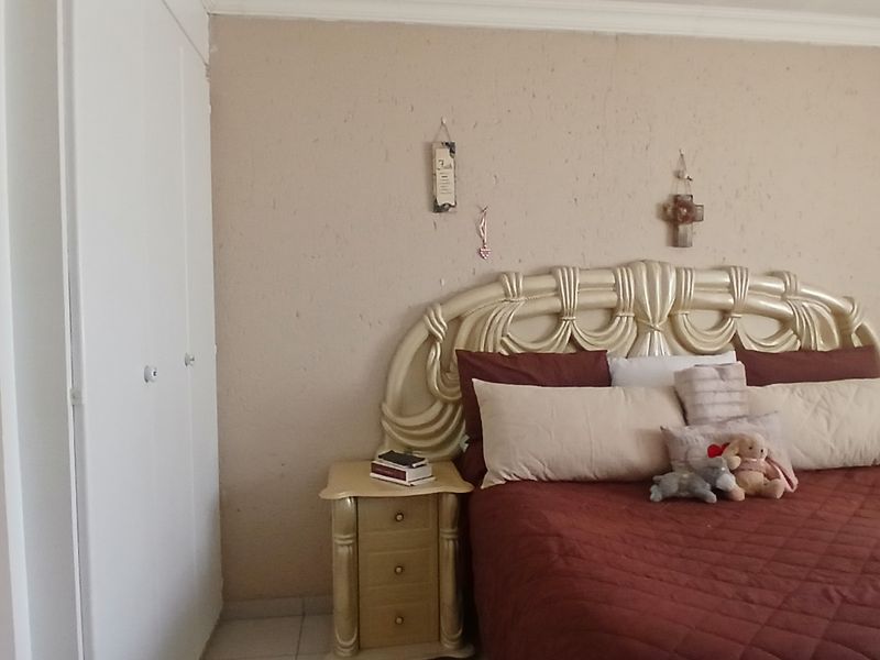 Hidden Gem in Alberante – Stylish Upstairs Living with Space & Serenity - Photo 9